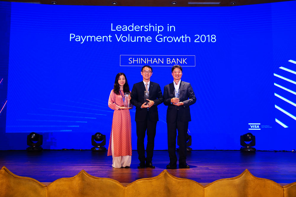 Ngân hàng Shinhan được Tổ chức Thẻ Quốc tế Visa trao tặng giải thưởng “Đơn vị dẫn đầu về Tăng trưởng doanh số giao dịch thương mại điện tử và Tăng trưởng doanh số thanh toán thẻ”