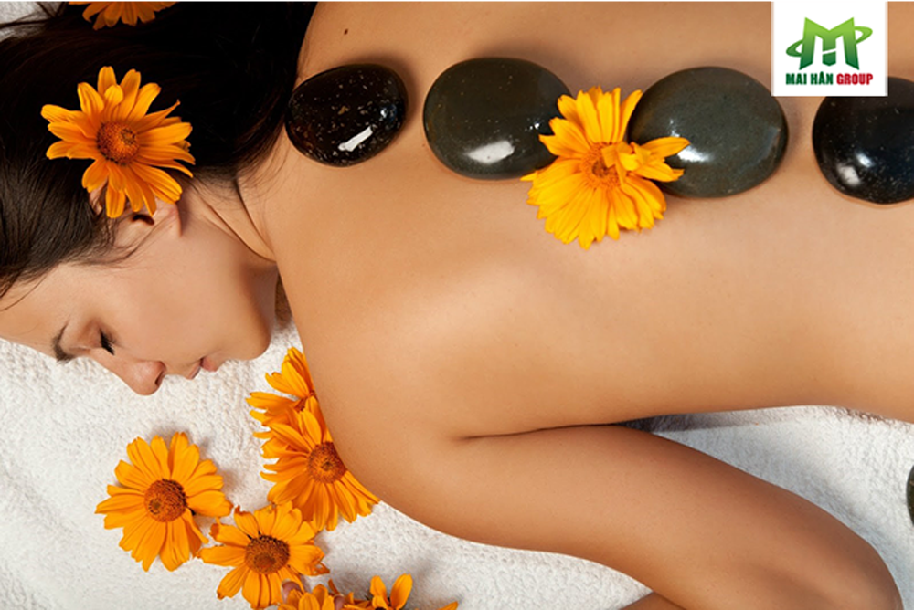 Massage body cùng tinh dầu đá nóng