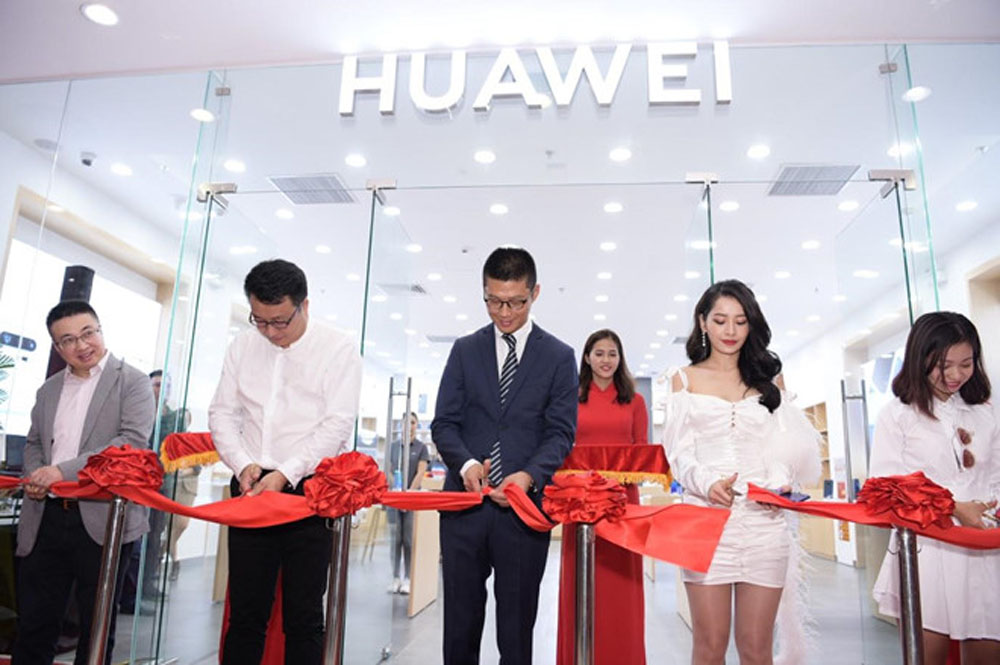 Đại sứ thương hiệu Chi Pu cùng các đại diện Huawei Việt Nam cắt băng khai trương cửa hàng trải nghiệm mới tại Vincom Mega Mall Thảo Điền, quận 2, TP.HCM