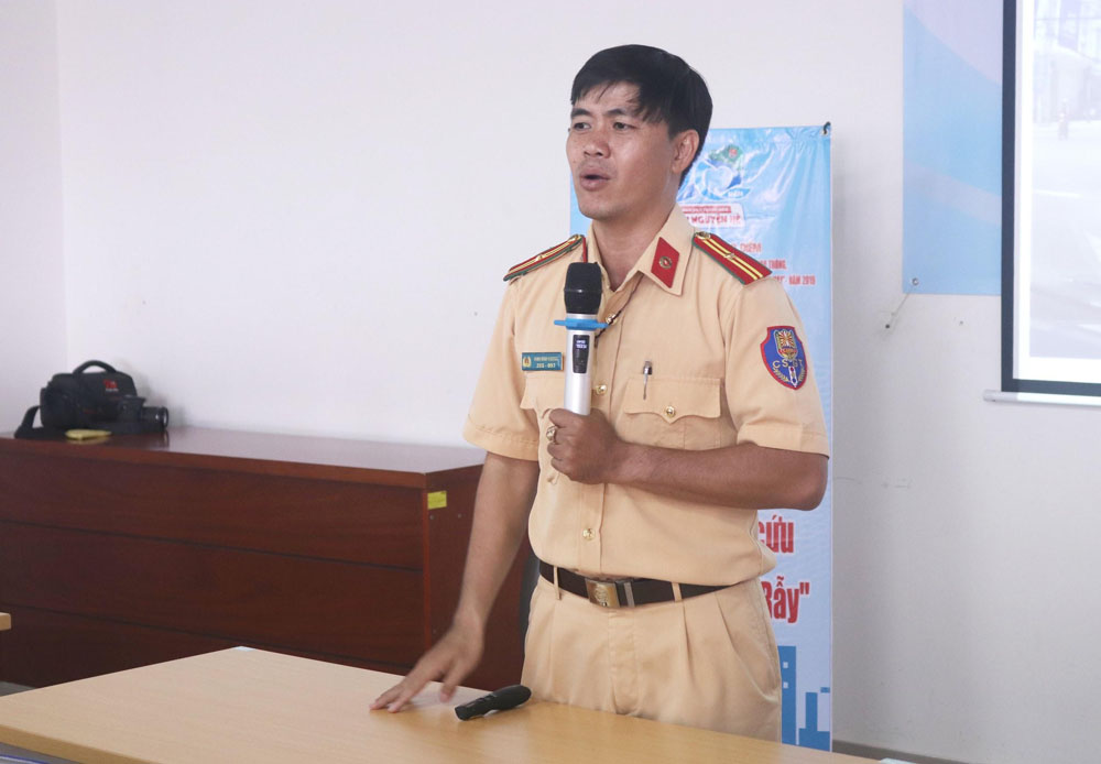 Thiếu tá Đinh Minh Vương - cán bộ tuyên truyền Phòng Cảnh sát giao thông Đường bộ - Đường sắt - Công an TP.HCM hy vọng cộng đồng tài xế công nghệ sẽ cùng lực lượng cảnh sát giao thông cải thiện văn hóa tham gia giao thông của người dân hiện nay