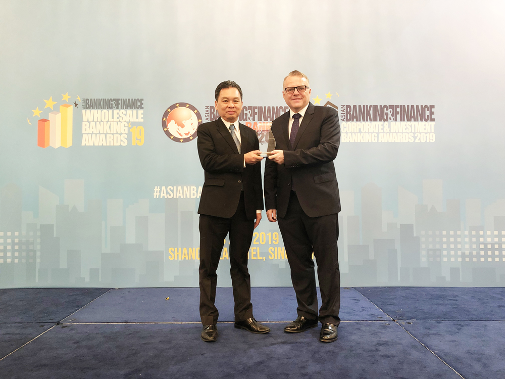 Đại diện lãnh đạo HDBank - ông Trần Hoài Phương - Phó giám đốc Khối KHDN nhận giải thưởng từ BTC