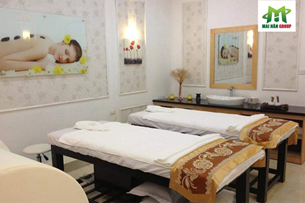 Giường massage trong không gian spa