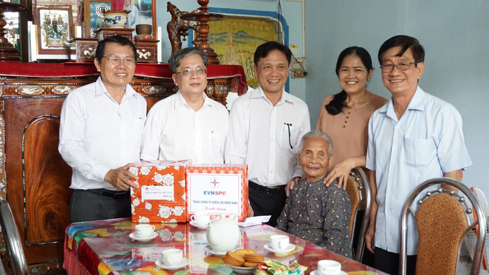 Ông Nguyễn Phước Đức, Tổng giám đốc EVN SPC (thứ ba trừ trái sang) thăm hỏi, tặng quà Mẹ VNAH Nguyễn Thị Dư