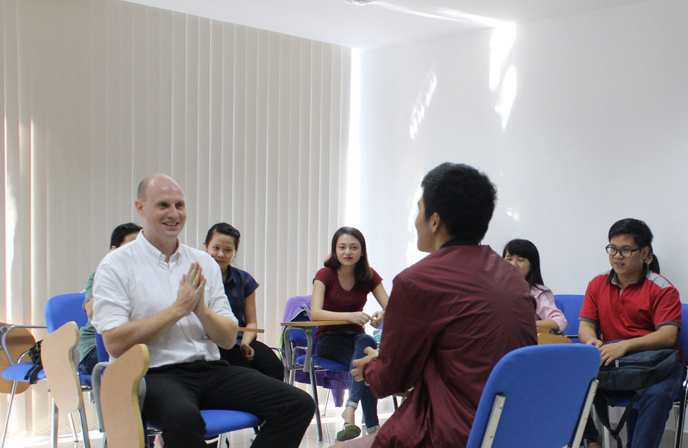  Ngoài giờ học trên lớp, sinh viên còn được trau dồi và phát triển thêm các kỹ năng tiếng Anh bằng cách tham gia các buổi hội thảo, sinh hoạt ở câu lạc bộ tiếng Anh hay giao tiếp thường xuyên với giảng viên nước ngoài của SIU... 