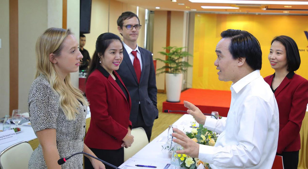Đại diện giáo viên nước ngoài của VUS lắng nghe chia sẻ từ Bộ trưởng Phùng Xuân Nhạ