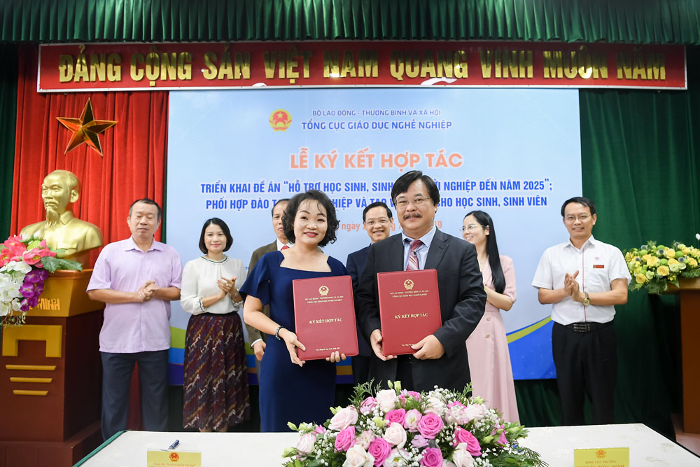 Lễ ký kết Thỏa thuận hợp tác triển khai Đề án hỗ trợ học sinh, sinh viên khởi nghiệp giữa Bộ Lao động - Thương binh và Xã hội và Tập đoàn Trung Nguyên Legend