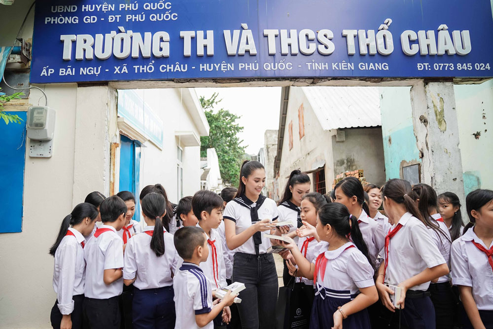 Hoa hậu Tiểu Vy, người đẹp Giao Linh đã cùng Hành trình trao tặng sách quý đổi đời đến các em học sinh nơi đảo xa