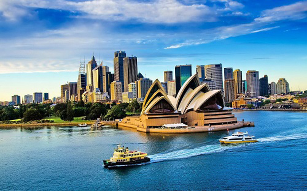 Du thuyền gần nhà hát Sydney Opera