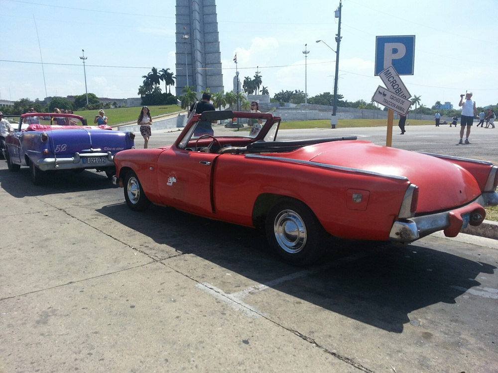 Xe cộ trên đường phố Havana