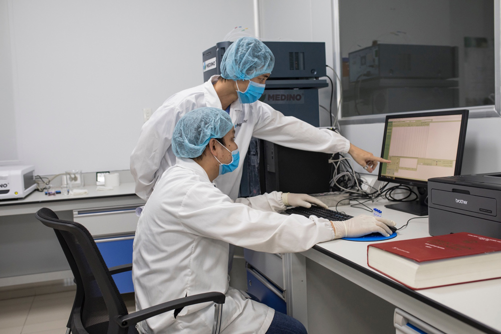 Các chuyên gia đang kiểm định chất lượng sản xuất trong phòng kiểm nghiệm - “quả tim” của nhà máy
