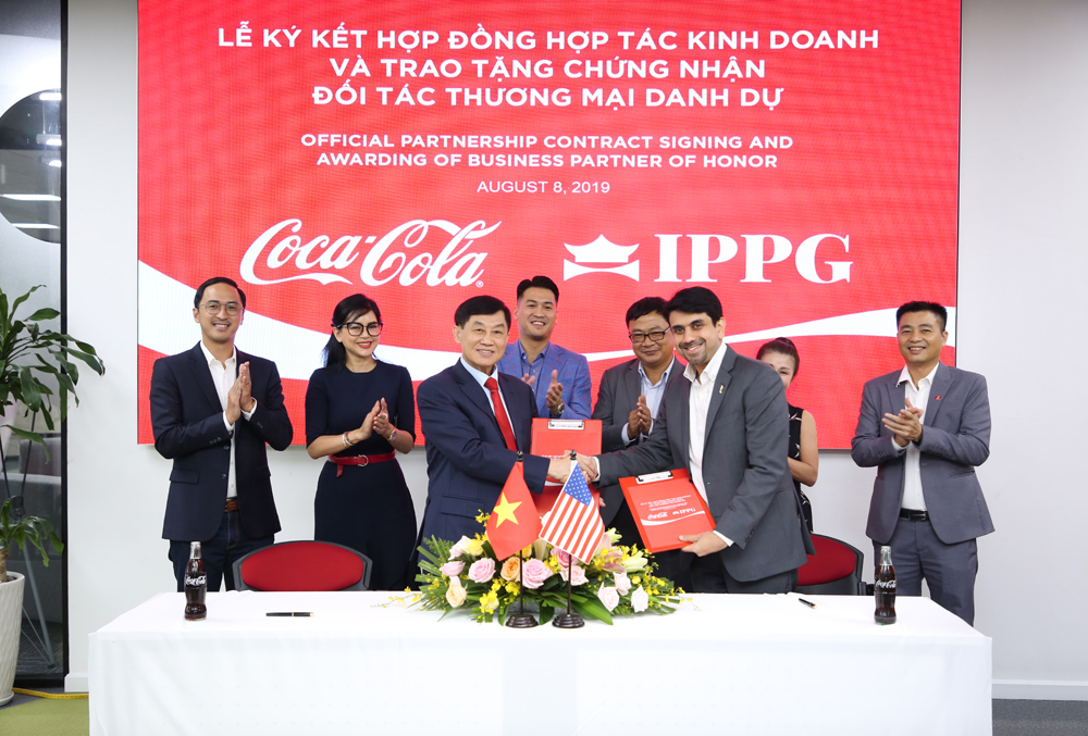 Ông Johnathan Hạnh Nguyễn - Chủ tịch Tập đoàn IPP nhận “Chứng nhận Đối tác thương mại danh dự” từ ông Peeyush Sharma - Tổng giám đốc Công ty TNHH Nước Giải Khát Coca-Cola Việt Nam tại lễ ký kết hợp tác kinh doanh