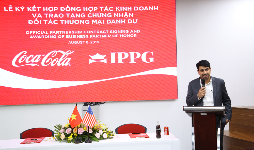 Ông Peeyush - Tổng giám đốc Công ty TNHH nước giải khát Coca-Cola Việt Nam chia sẻ tại lễ ký kết