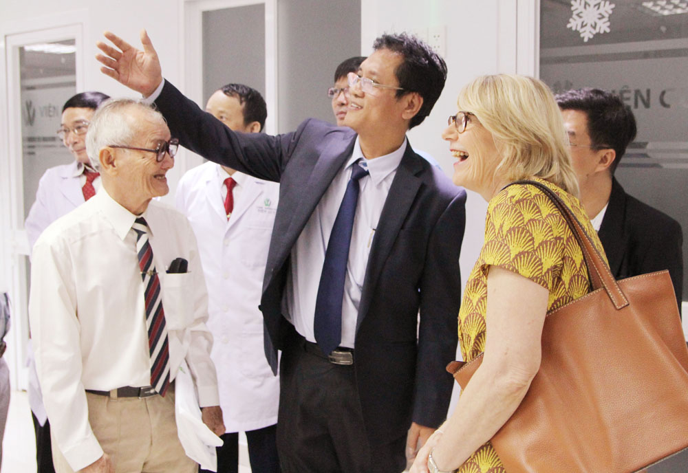 Ông Nguyễn Đình Quang Chủ tịch Viện Gút hướng dẫn Chủ tịch ĐH Paris 7 thăm quan Viện Gút trong dịp ký thỏa thuận hợp tác
