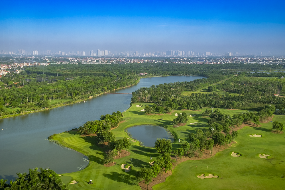 View sân golf ngay cạnh khung cửa - giá trị tưởng chừng chỉ có thể tìm thấy tại các resort hạng sang