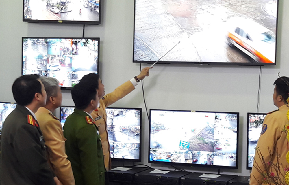 Công an thành phố Lào Cai giám sát giao thông, an ninh, trật tự qua hệ thống camera