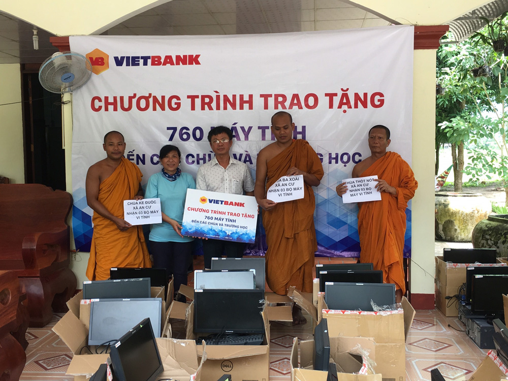 Ông Nguyễn Hải Thọ - Giám đốc Vietbank Chi nhánh An Giang trao máy tính đến các chùa và trường học tại tỉnh An Giang