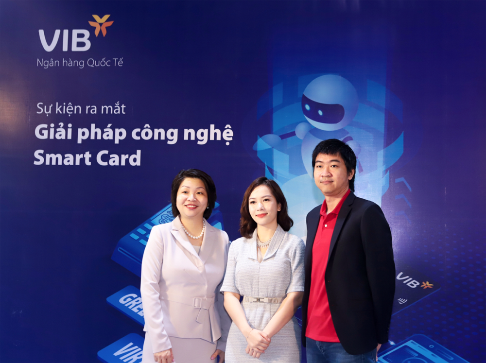 Cái bắt tay chiến lược giữa các đối tác: Bà Winnie Wong, Giám đốc Quốc gia tại Việt Nam của MasterCard, bà Trần Thu Hương - Giám đốc Khối Ngân hàng Bán lẻ kiêm Giám đốc Chiến lược VIB, và ông Lê Anh Huy - Phó tổng giám đốc của Sendo