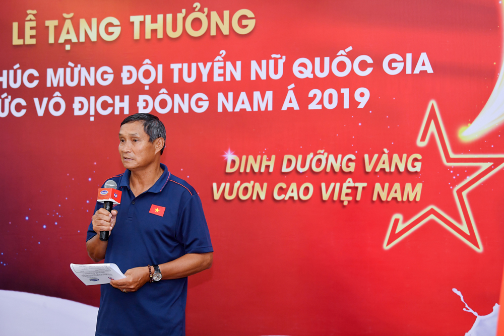 HLV trưởng Mai Đức Chung phát biểu cảm ơn và thay mặt đội tuyển thể hiện quyết tâm sẽ thi đấu hết mình vì màu cờ sắc áo, đáp lại sự tin tưởng của người hâm mộ nước nhà