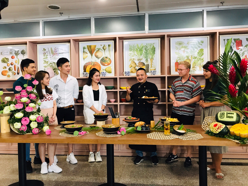 Đại sứ ẩm thực SASCO Võ Quốc đang giới thiệu ẩm thực Sài Gòn cùng thực khách