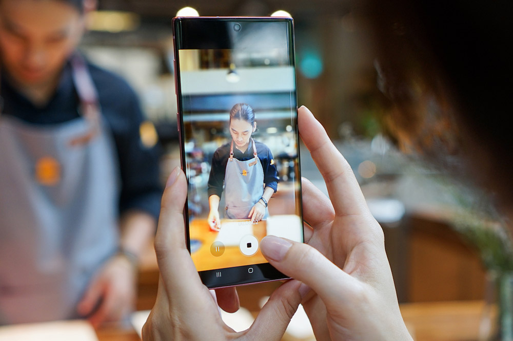 Camera góc siêu rộng đã được giới thiệu từ cách đây 1 năm, còn giờ đây Galaxy Note10 đã quay được cả video xóa phông