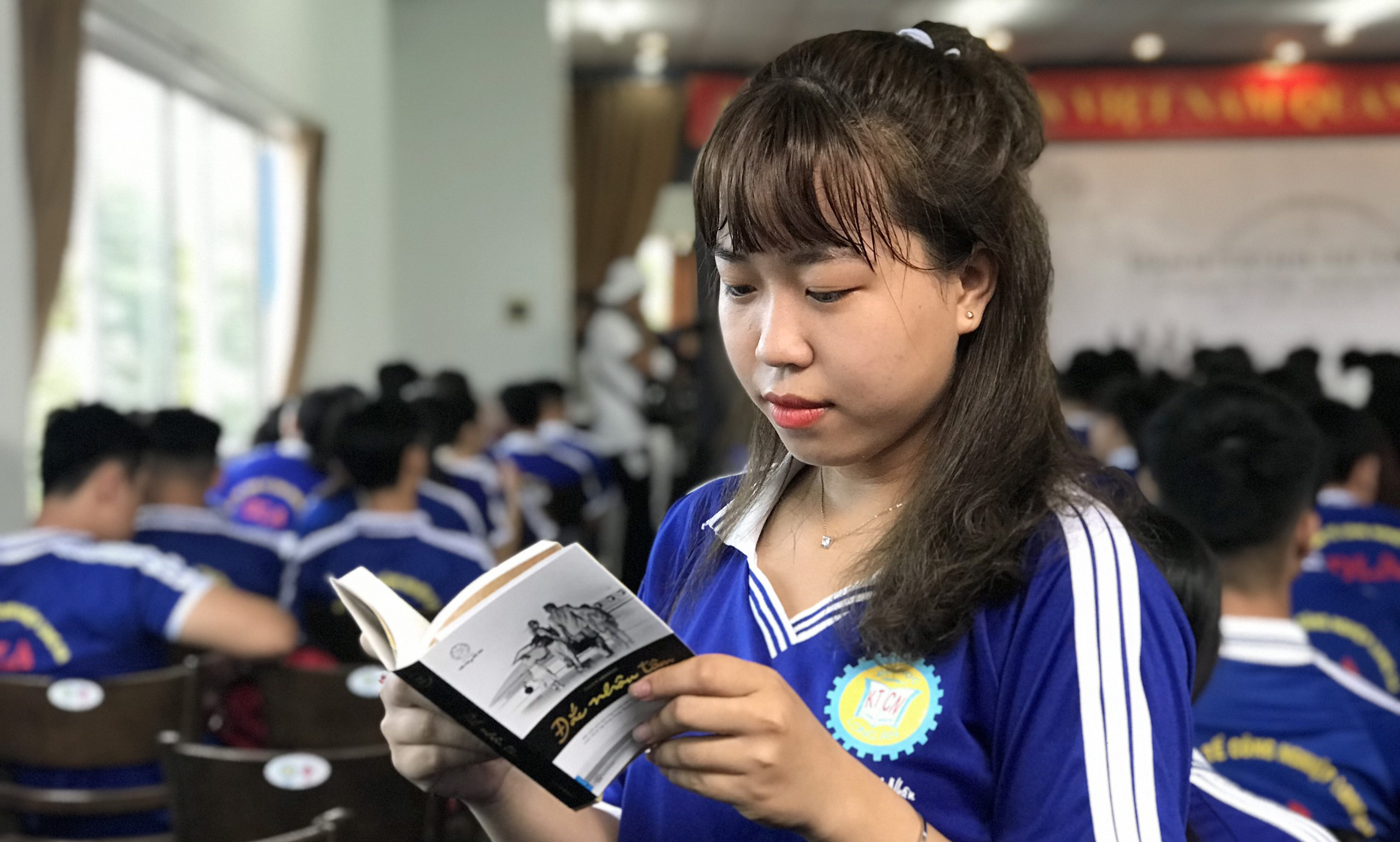  Bạn Nguyễn Thị Hoàng My, sinh viên ĐH Kinh tế - Công nghiệp Long An vui với cuốn Đắc nhân tâm