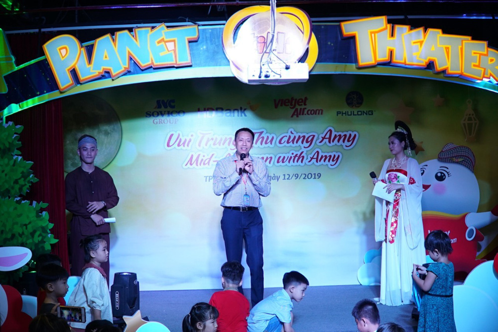  Đại diện cho ban lãnh đạo, chú Nguyễn Thanh Sơn – Phó tổng giám đốc Vietjet đã dành những lời tốt đẹp nhất cho các bé, chúc các bạn nhỏ có một mùa Trung thu vui vẻ, chăm ngoan, mạnh khỏe