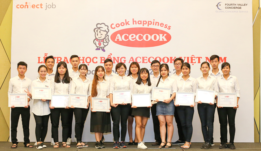 Đóng học phí, học tiếng Anh, mua máy tính,... là những cách mà các bạn sinh viên sử dụng học bổng Acecook Việt Nam để đến gần ước mơ hơn