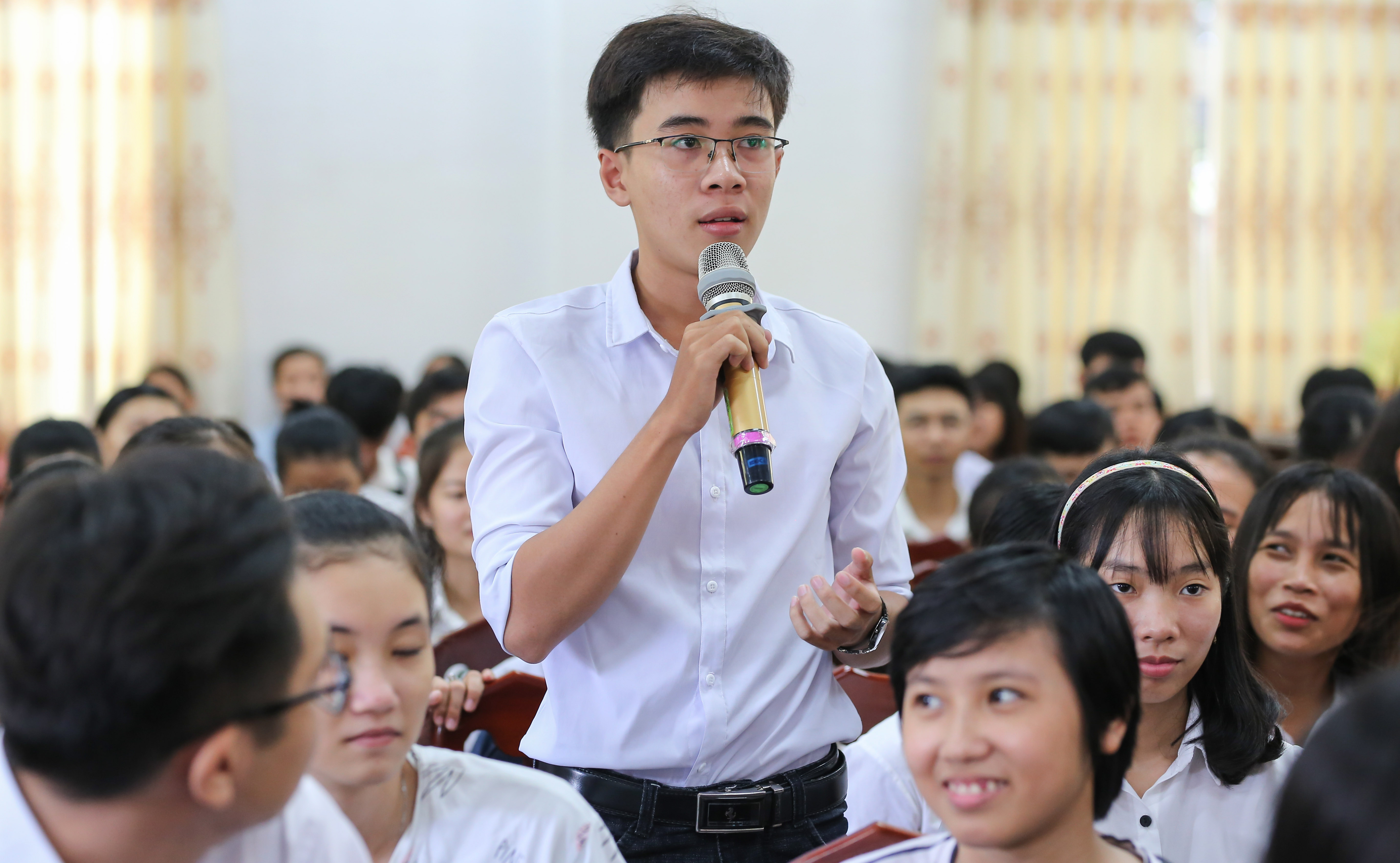Gần 12 giờ trưa, PGS-TS Trần Hữu Đức, Giám đốc Đào tạo, Tập đoàn Trung Nguyên Legend vẫn nhận liên tục các câu hỏi với nội dung khởi nghiệp từ bạn trẻ Trà Vinh