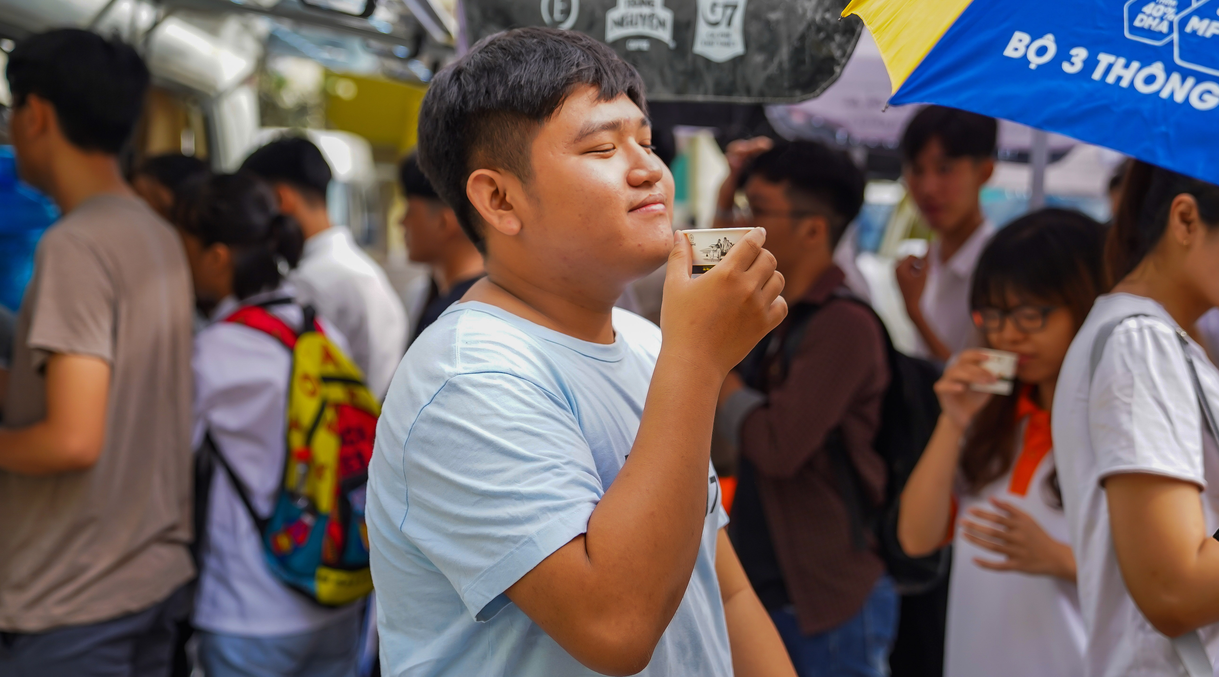   Bạn trẻ Trà Vinh biểu hiện cảm giác sung sướng sau khi uống ly cà phê Trung Nguyên