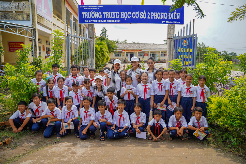 Hoa hậu Hương Giang và các Á hậu Mâu Thủy, Hoàng My chụp hình lưu niệm với học sinh Trường THCS 2 Phong Điền, H.Trần Văn Thời, tỉnh Cà Mau