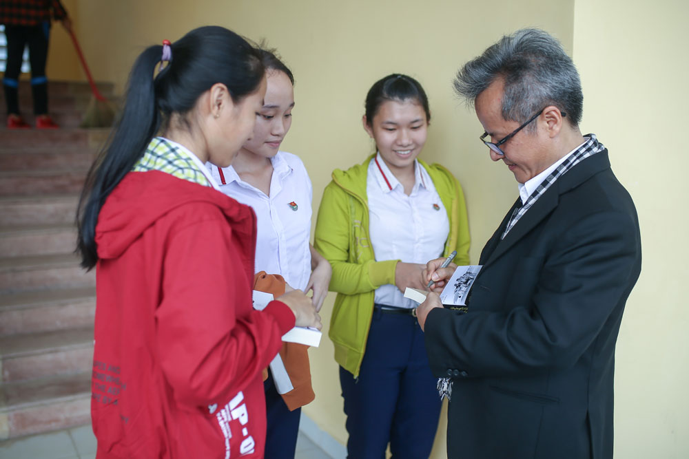 PGS-TS Trần Hữu Đức trao tặng sách cho học sinh Trường THPT U Minh Thượng, H.U Minh Thượng, tỉnh Kiên Giang