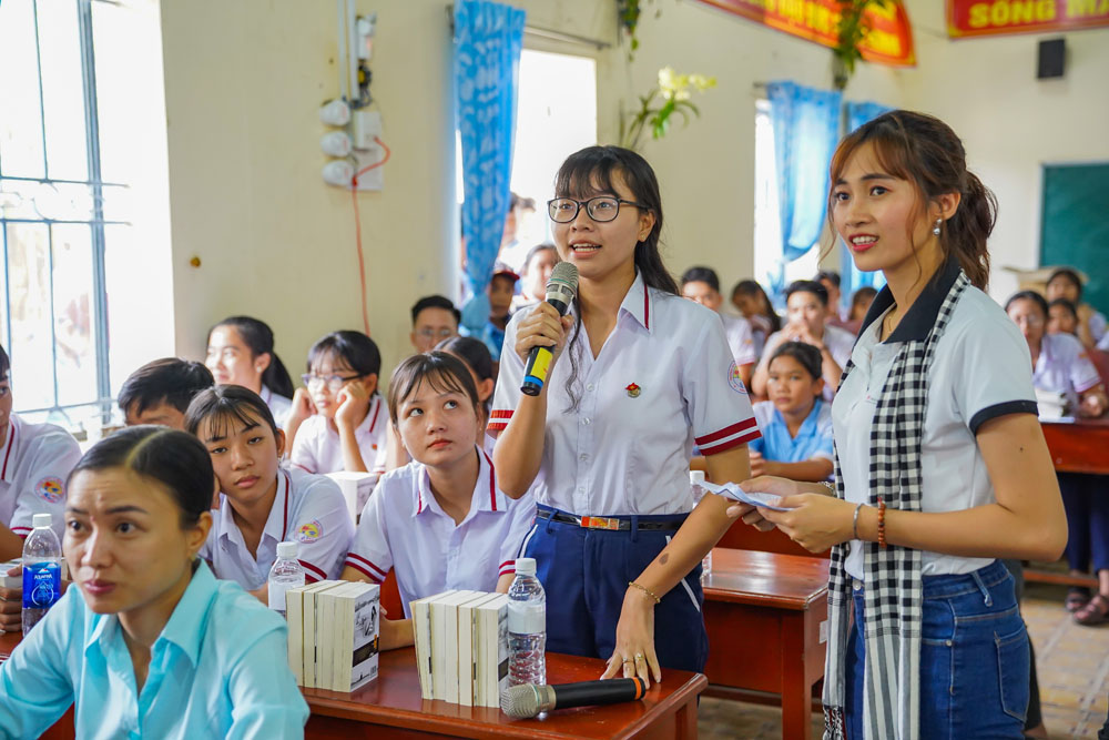 Học sinh Trường THPT U Minh Thượng giao lưu với Hành trình từ Trái tim