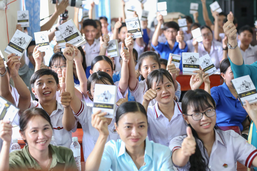 	Giáo viên và học sinh Trường THPT U Minh Thượng hào hứng với sách của hành trình trao tặng