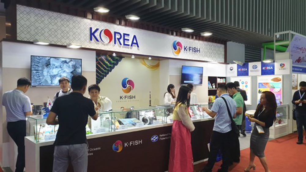 Hình ảnh khách hàng tham quan gian hàng K-Seafood, Thương hiệu Thủy sản mang những sản phẩm tươi ngon nhất từ vùng biển Hàn Quốc đến với thế giới