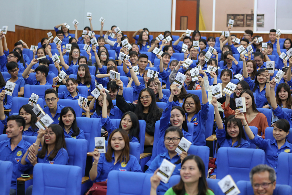 	Sinh viên Trường ĐH An Giang hào hứng khi nhận được sách do Hành trình từ Trái tim tặng