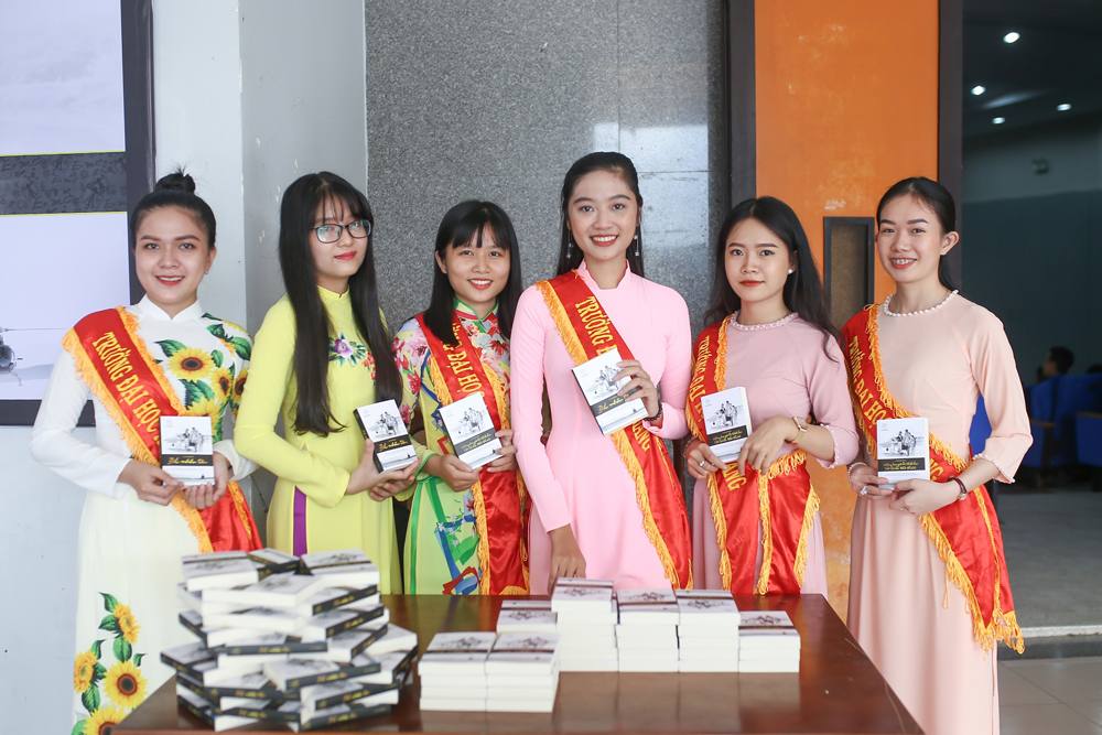  Nhiều bạn trẻ Trường ĐH An Giang bày tỏ sự ngưỡng mộ với nội dung sách Tập đoàn Trung Nguyên Legend gửi đến thế hệ trẻ   