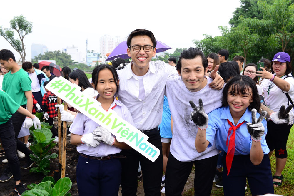 “Bé Bỉnh” và Quang Bảo được các em nhỏ quây kín. Chăm chỉ xúc đất và giúp đỡ các em nhỏ trồng cây, anh chàng bất ngờ ra dáng một ông bố đáng yêu