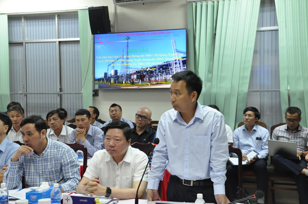 Ông Nguyễn Tuấn Tùng, Tổng giám đốc EVN NPT báo cáo tại cuộc họp