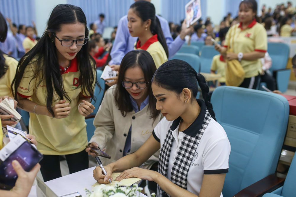 Á hậu Trương Thị Mây ký tặng sách từ “Hành trình từ Trái tim” cho sinh viên Trường ĐH Nam Cần Thơ