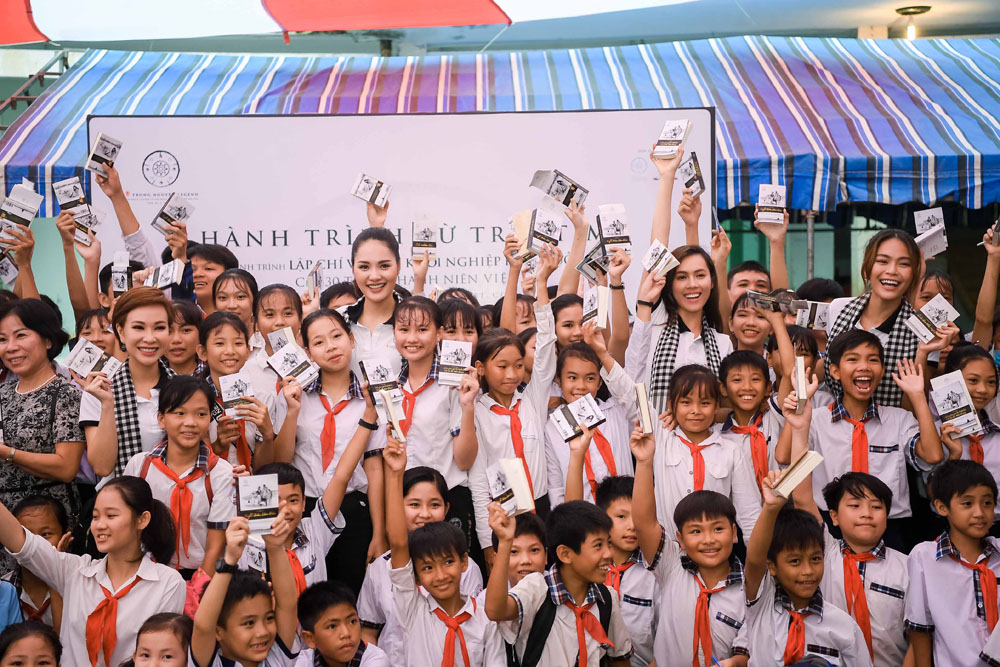Hoa hậu Hương Giang, Á hậu Hoàng My, Á hậu Mâu Thủy và ca sĩ Uyên Linh trao sách quý cho các em học sinh tại trường THCS Vồ Dơi, Cà Mau