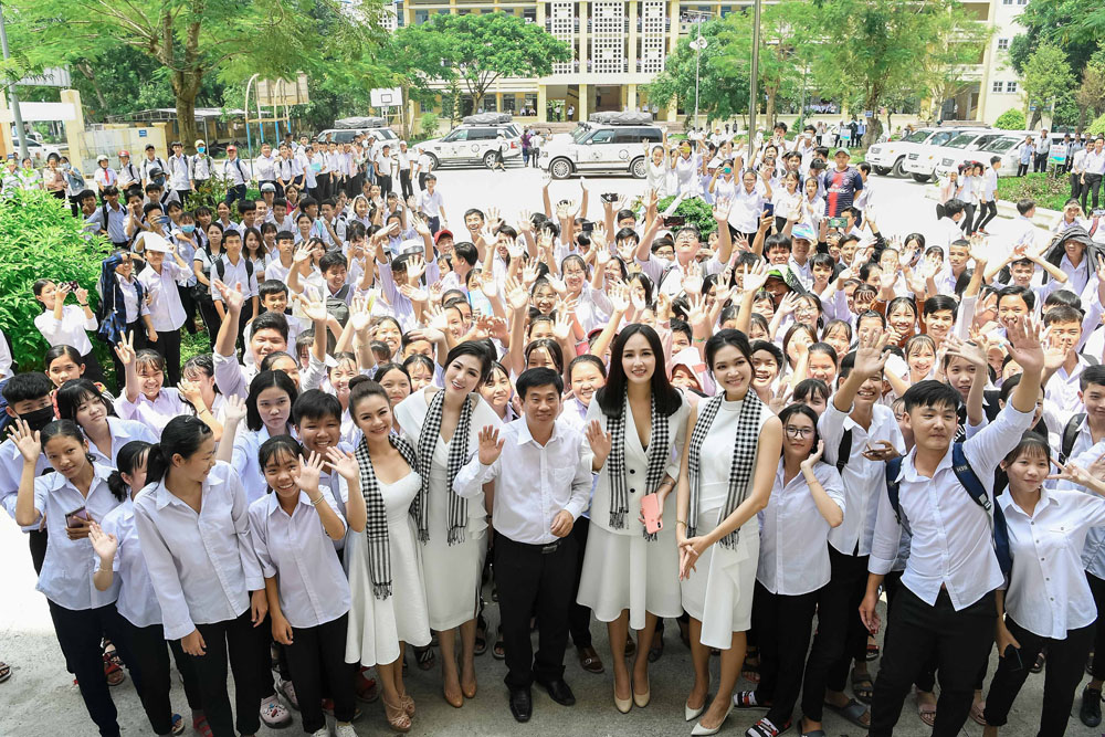 Hoa hậu Mai Phương Thúy, Hoa hậu Thùy Dung, Á hậu Tú Anh và ca sĩ Hải Yến trao sách quý cho các em học sinh tại trường THPT Cao Lãnh I, Đồng Tháp
