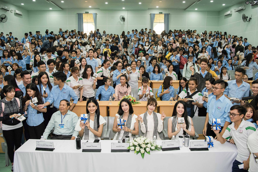 Hoa hậu Hà Kiều Anh, Á hậu Trương Thị May, Hoa khôi Huỳnh Thúy Vi và ca sĩ Minh Hằng trao tặng sách quý tại Trường đại học Nam Cần Thơ