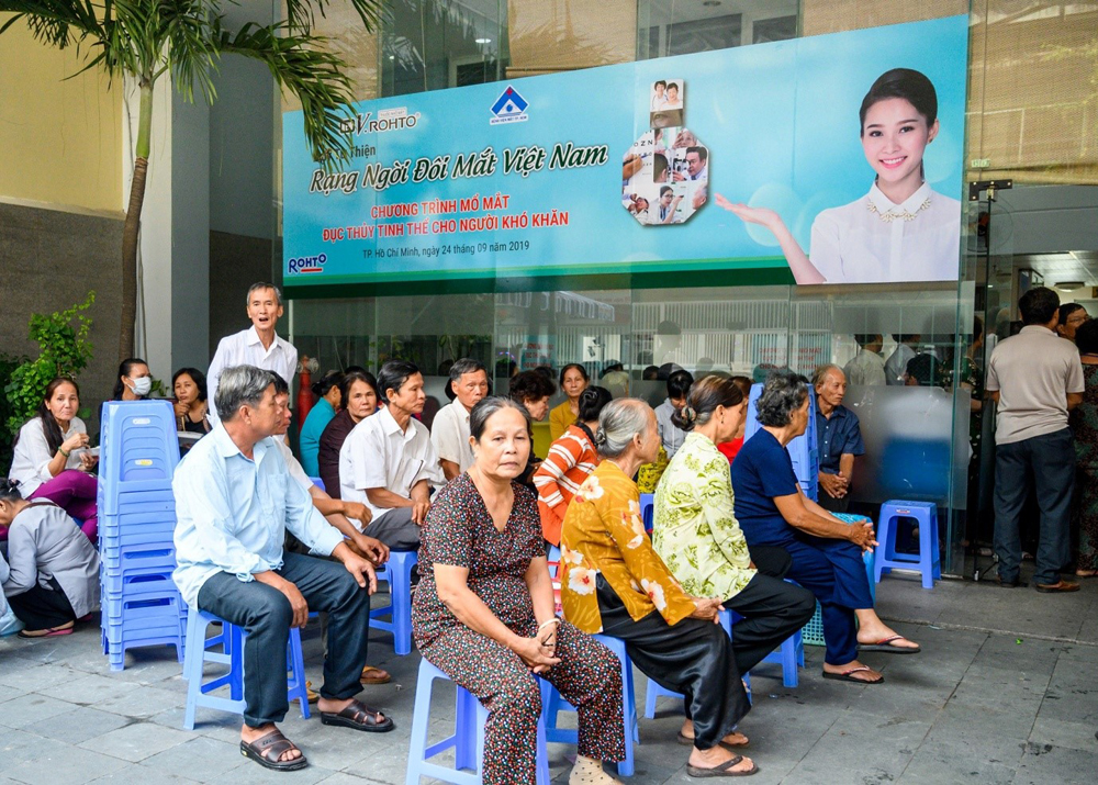 Quỹ từ thiện V. Rohto “Rạng ngời đôi mắt Việt Nam” phối hợp với Bệnh viện Mắt TP.HCM triển khai chương trình mổ mắt đục thủy tinh thể cho người khó khăn