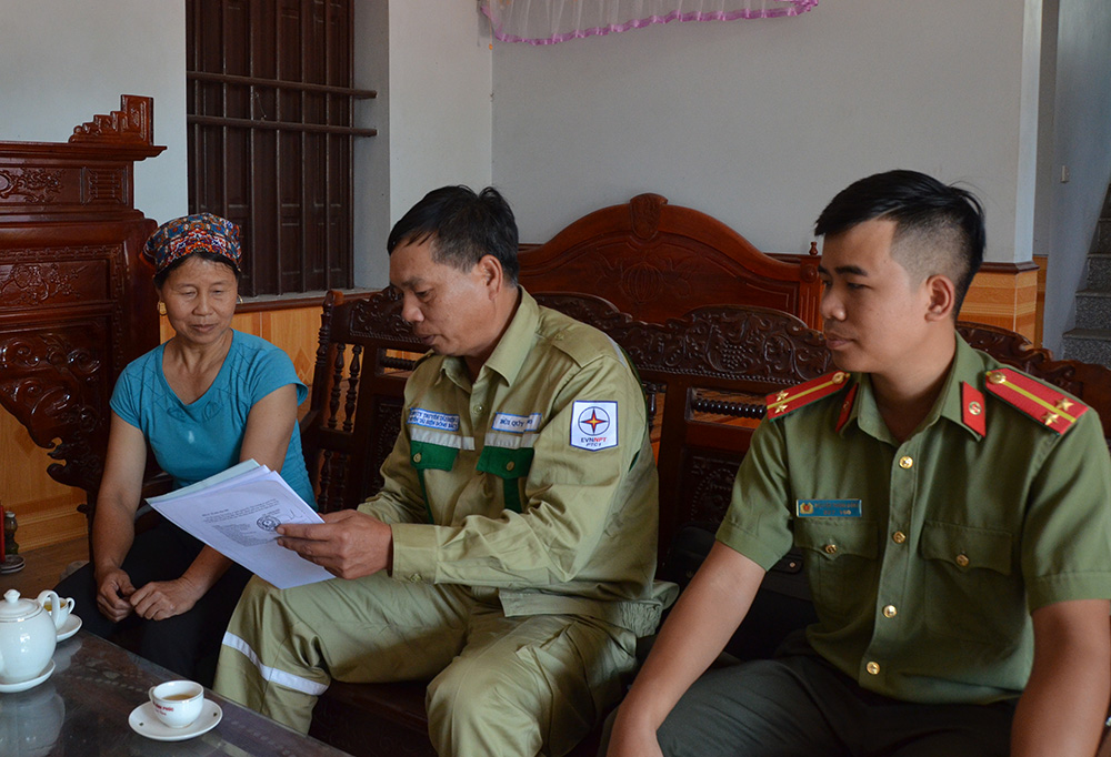 Lực lượng công an tỉnh Vĩnh Phúc và công nhân PTC 1 tuyên truyền bảo vệ hành lang an toàn lưới điện cao áp tại huyện Tam Dương (Vĩnh Phúc) 
