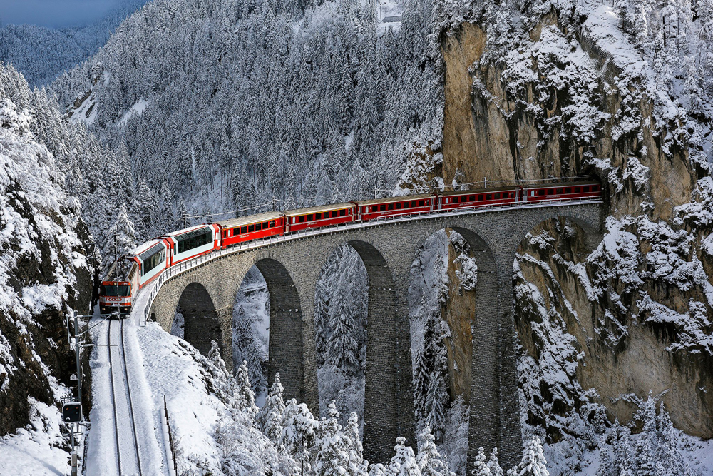 Chuyến tàu Glacier Express từ Zermatt (Thụy Sĩ) đến Milan