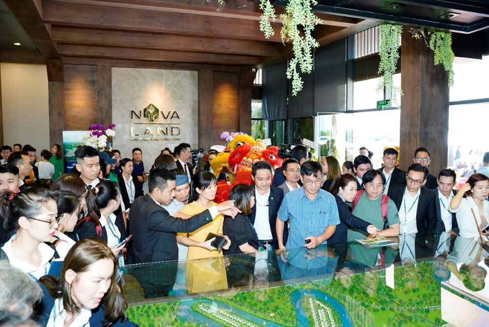 Nhiều khách hàng đã quyết định đầu tư vào dự án Aqua City ngay trong ngày khai trương Trung tâm BĐS Novaland Đồng Nai