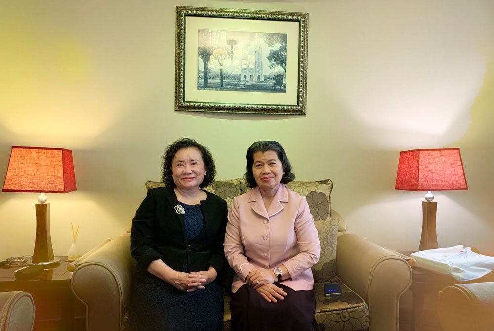 	Bà Trần Thị Lâm - Chủ tịch Tập đoàn Hoa Lâm chụp ảnh lưu niệm cùng bà Men Sam An - Phó thủ tướng Chính phủ Hoàng Gia Campuchia