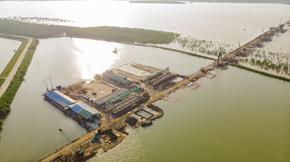 Cầu Cửa Hội nối huyện Nghi Xuân và thị xã Cửa Lò (Nghệ An) là tiền đề mở ra trang mới cho nền kinh tế 2 tỉnh. Dự án được khởi công xây dựng vào tháng 2.2019