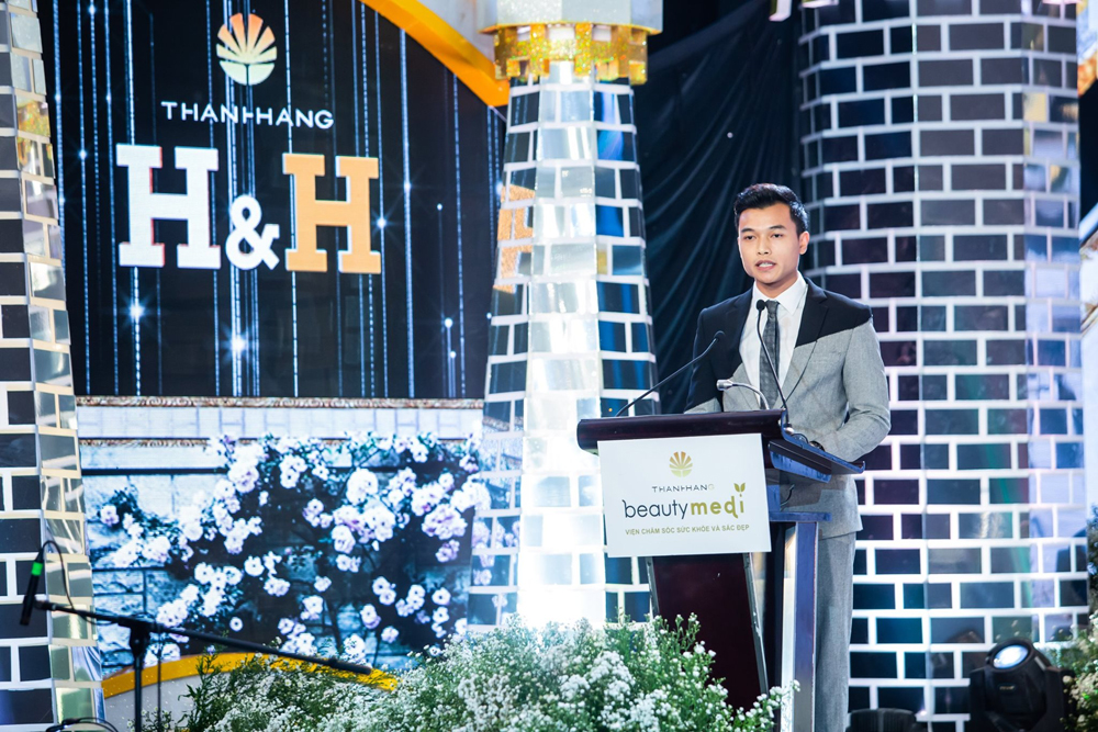Tổng giám đốc H&H Nguyễn Thế Anh phát biểu tại Dạ tiệc tri ân khách hàng của Thanh Hằng Beauty Medi