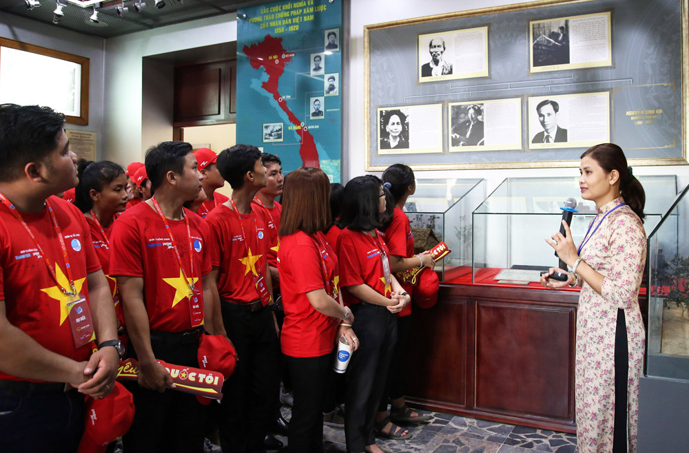 Thanh niên tham gia Hành trình Tôi yêu Tổ quốc tôi tham quan Bảo tàng Hồ Chí Minh